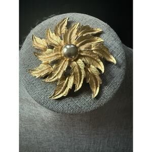 Vintage Flower Starburst Brooch Gold Tone Capsule Cocktail MCM Art To Wear